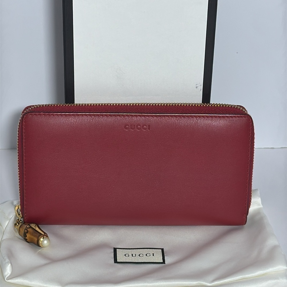 GORGEOUS RED LEATHER GUCCI WALLET
WITH BAMBOO ZIPPER PULL